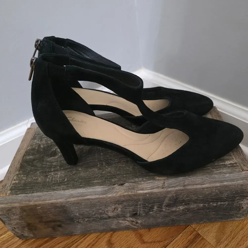 ​Clarks Artisan Black Suede T-Strap Pointed Toe Pumps Back Zip Heels Size 7.5